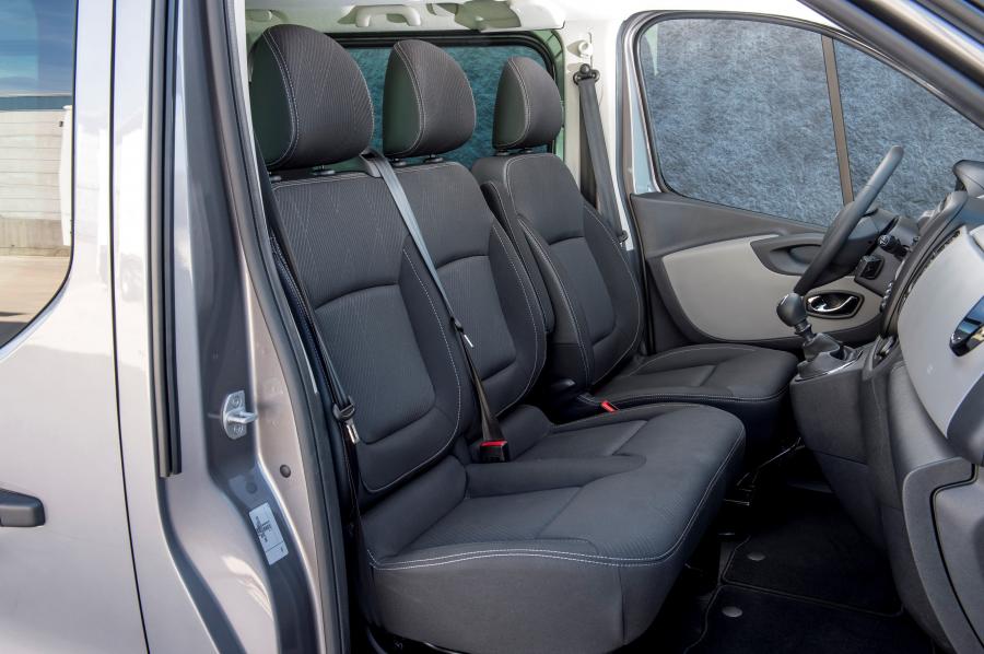 Интерьер Nissan NV300 Combi 2016 года  (фото 15 из 32)